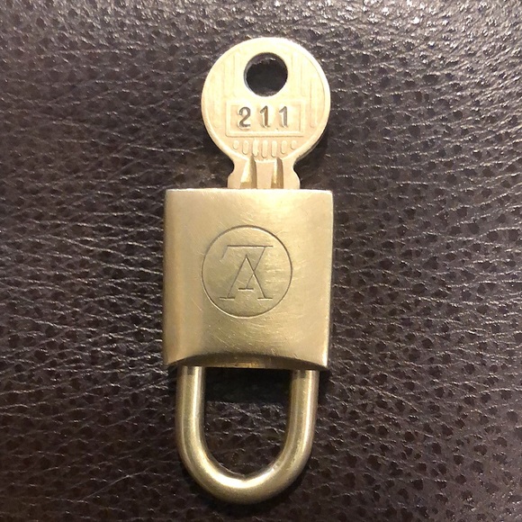 LV Louis Vuitton Lock & Key 211 - Picture 4 of 11